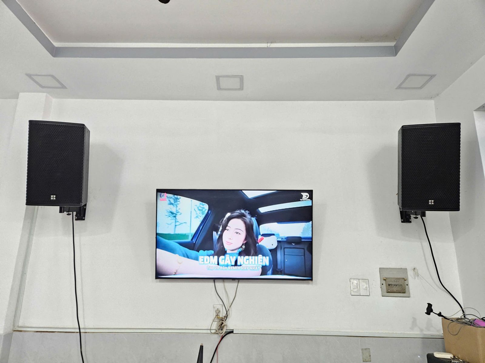 giá treo loa trên tường